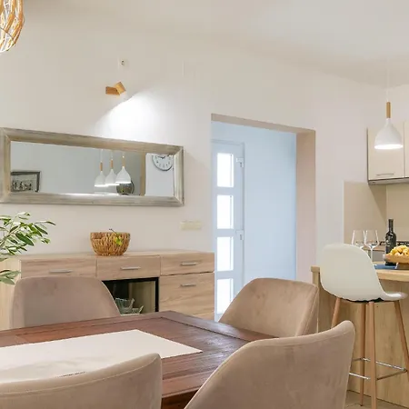 펜션 Nice Home In Prigradica