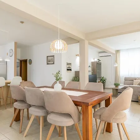 3 Bedroom Amazing In Hébergement de vacances Prigradica